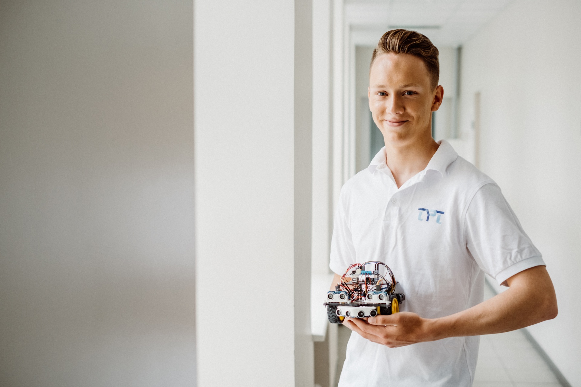 Kutseharidus poiss hoiab robotit